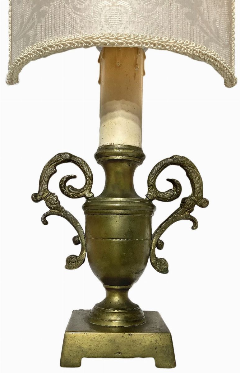 Coppia di piccoli lumi in bronzo dorato a forma di anfore, con ventole