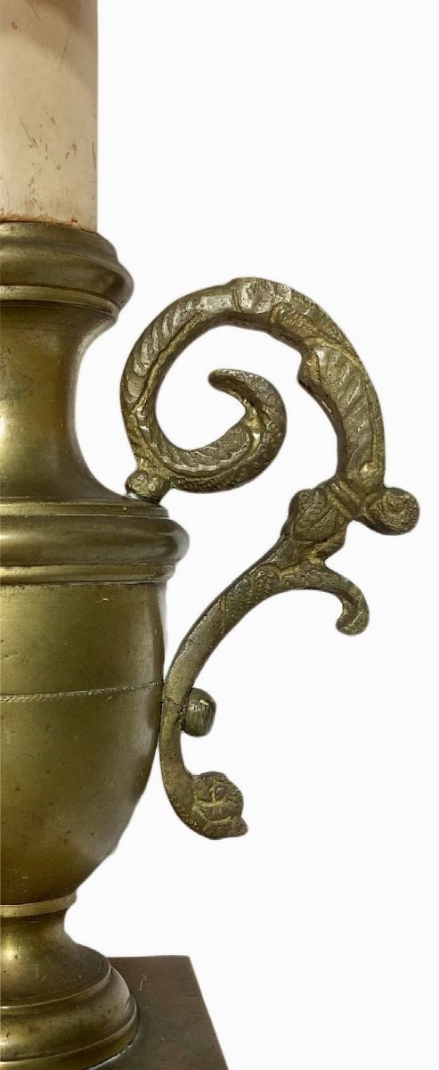 Coppia di piccoli lumi in bronzo dorato a forma di anfore, con ventole