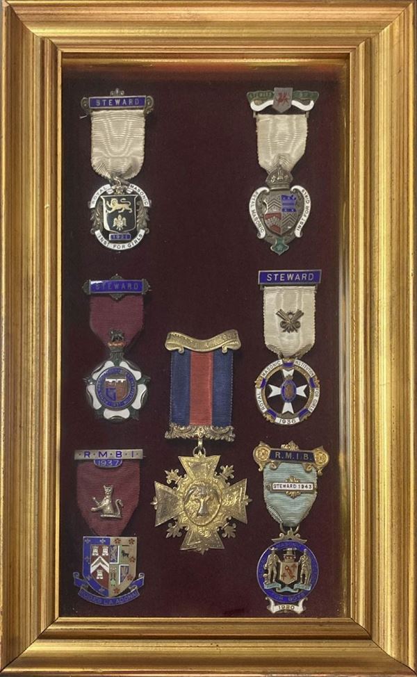 Notice board with 7 medals - Masonic honors