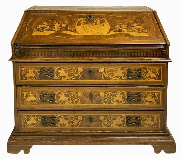 Chest of drawers in walnut with flap, eighteenth-century Lombardy. On the front serration in walnut and rosewood surmounting three drawers each carrying four scenes decorated with light woods and knights depictions. the fore Plan by large reserve with hunting scenes in light woods with deer, birds and bears. Interior richly inlaid carrier fore three small drawers. Side with large inlaid marquetry depicting Renaissance vase with light woods. Standing shelf. H cm 108x 130x 62 cm