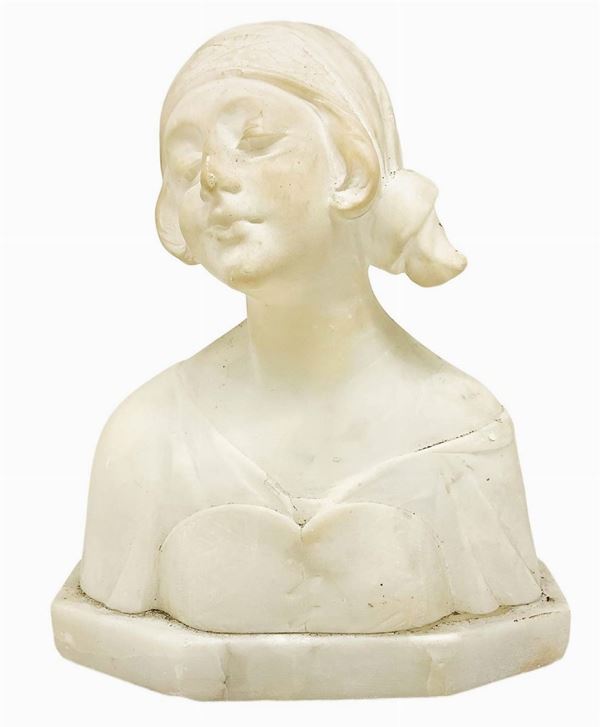 Mezzobusto in marmo bianco raffigurante giovane donna con fular, inizi XX secolo, Liberty. H cm 20. Base cm 16x8