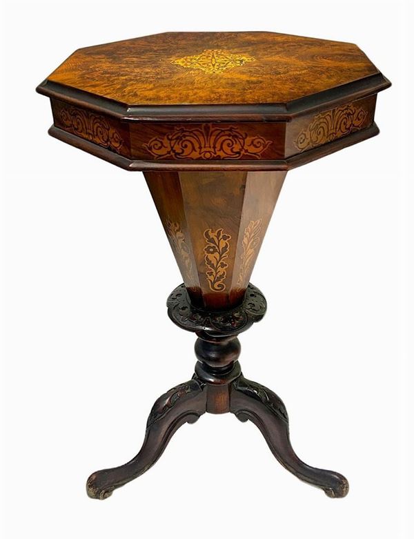 Tavolinetto octagonal work, nineteenth century. burr walnut inlaid floor with light woods, inlays on the sides, carved wood feet. H 70 cm X44x44
