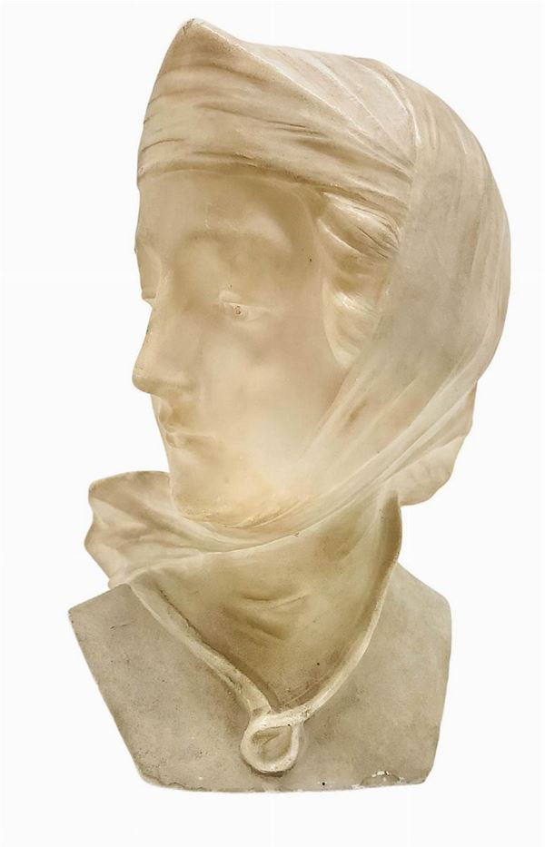 Statuetta in marmo bianco raffigurante giovane donna con fulare in testa. H cm 19. Base cm 7x9.