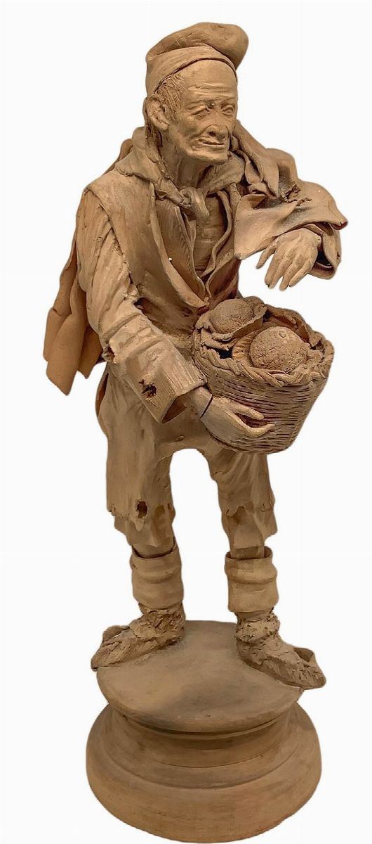 Sculpture in terracotta representing monochrome old man with bread basket, Bottega Vaccaro, Caltagirone. H 29 cm.