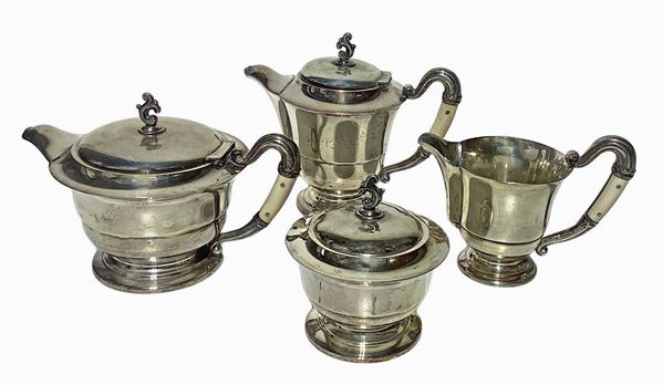 Servizio da te in argento. Composto da: teiera, caffettiera, lattiera e zuccheriera, XX secolo. Peso gr 738.