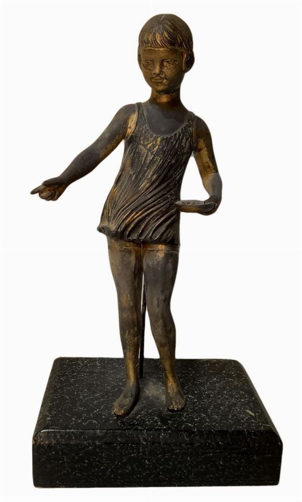 Scultura in metallo raffigurante bambina con piattino, inizi XX secolo. H totale cm 33, base cm 4.