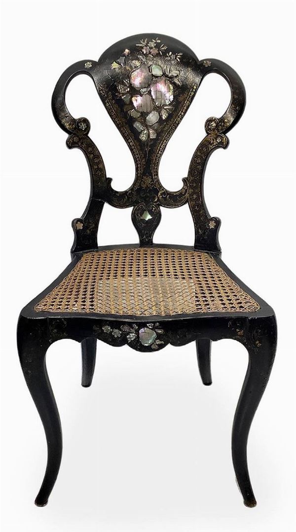 
Victorian papier -mach chair, with gilded decorations and mother of pearl inlays, Jennens and Bettridge, London, Mid-nineteenth century. 79x42 cm (maximum width).
Break on one side of the back
