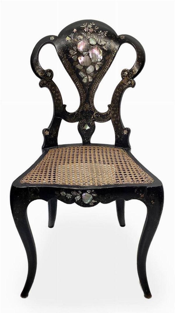 
Sedia vittoriana papier -mach, con decorazioni dorate e intarsi in madreperla, Jennens e Bettridge, Londra, Metà XIX secolo. Cm 79x42 (larghezza max).
Rottura su un lato della spalliera