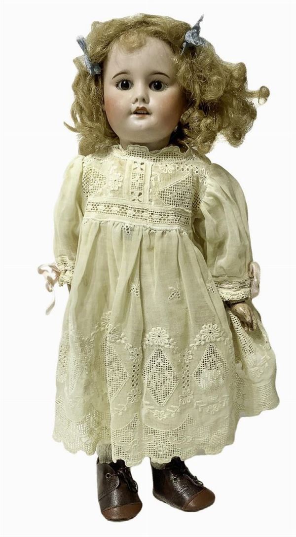 Bambola in biscuit e corpo in materiale composito, abito color panna con ricami a rombo e floreali, capelli mohair, occhi fissi, n. 4 dentini, arti snodati, firma 21 S.F.B.J. Paris 2/0, 1910 ca., provenienza Parigi, h cm 40