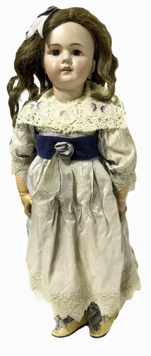 Doll in biscuit porcelain and body in composite material, gray suit with blue belt and blue rose, real hair, googly eyes, no. 4 teeth, jointed limbs, 1900 about, origin Germany, h 78 cm, invisible fêlure face