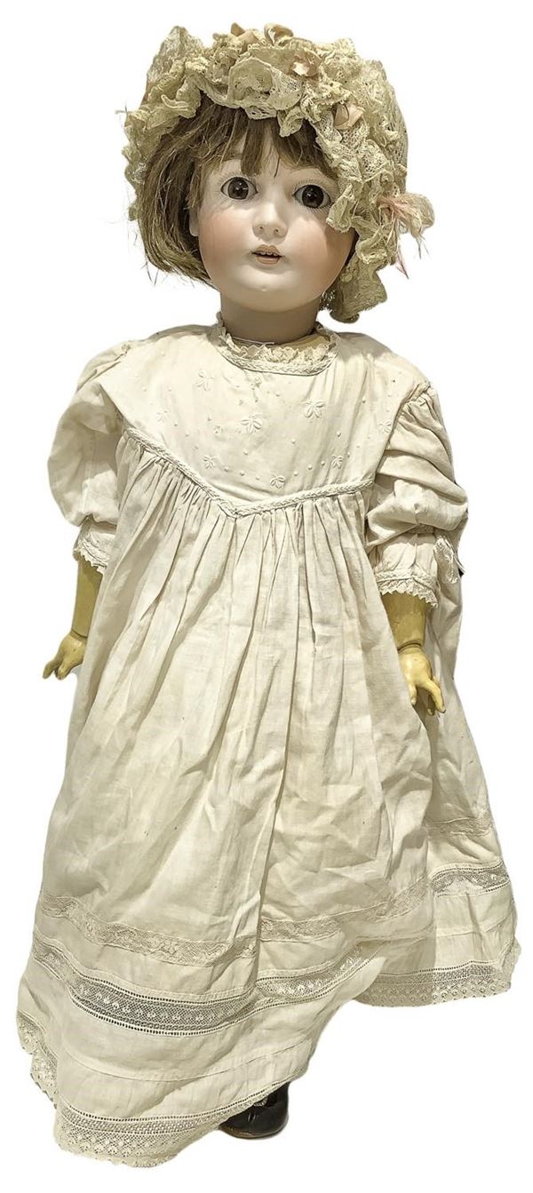 Doll in biscuit porcelain and body in composite material, cream dress with bonnet, real hair, googly eyes, no. 4 teeth, jointed limbs, signature 164, 1900 about, Germany origin, h 63 cm