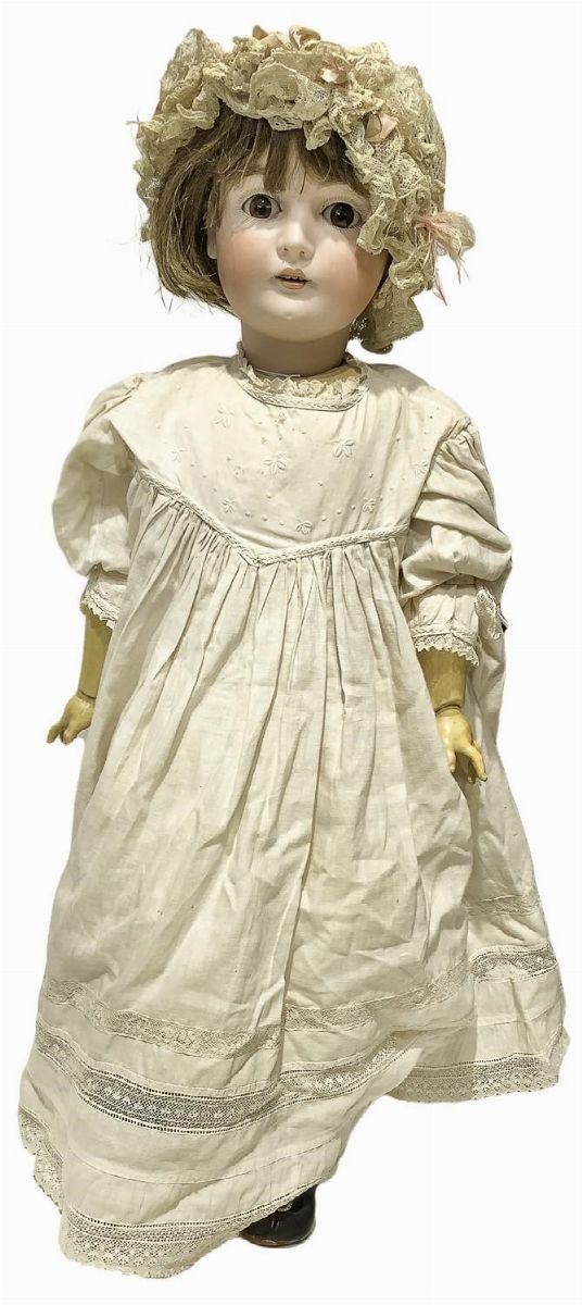 Bambola in biscuit e corpo in materiale composito, abito panna con cuffietta, capelli veri, occhi mobili, n. 4 dentini, arti snodati, firma 164, 1900 ca., provenienza Germania, h cm 63