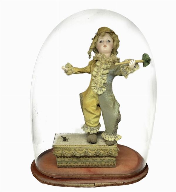 Carillon antico raffigurante clown, in teca di vetro. XX secolo. H cm 26, con teca h cm 36. Funzionante .