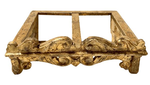 Leggio in legno dorato. XVIII secolo. H cm 19. Larghezza cm 38. Profondità cm 25