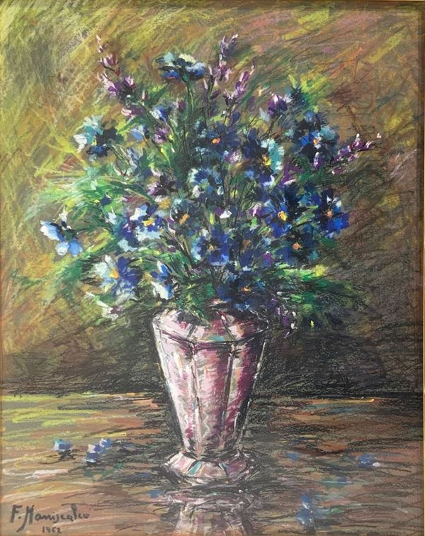 Dipinto a tecnica mista carboncino e pastello su carta, raffigurante vaso con fiori azzurri, firmato e datato F. Maniscalco 1962. Cm 63x48, in cornice 78x63

