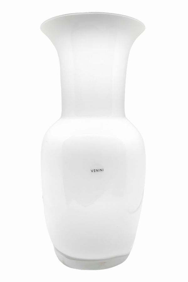 Produzione Venini, serie Opalini. Vaso in vetro lattimo incamiciato nei toni del bianco, base applicata in pasta vitrea, firma incisa. H cm 30