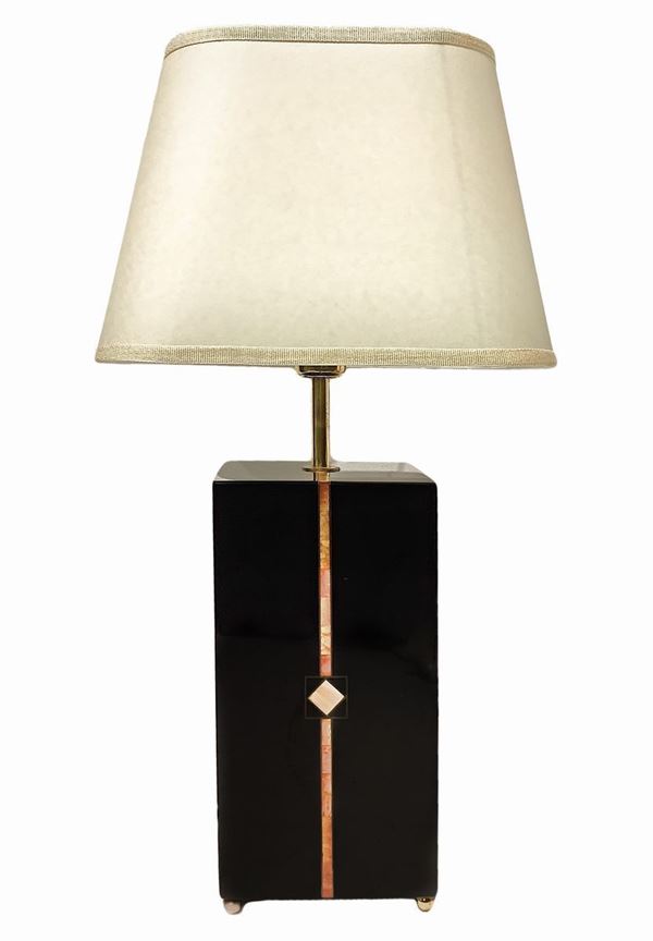 Lampada da tavolo, produzione italiana, anni 70. Struttura in legno laccato con inserti in pietra dura e madreperla. H cm 43, con paralume H cm 60