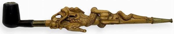  "Pipe with Chinese Dragon" - China. Early '900.
Monumental pipe in hard wood with gold trim, silver and copper and accompanied by a tobacco port hardwood.