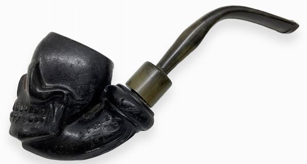 "Skull" Gambier - Marseille, France. Before the mid-1900s.
Pipa with stove and torch clay, hard rubber mouthpiece, signed.
h. cm. 5, lung. cm. 6 cm diameter. 3.
reed and mouthpiece Dimensions: h. cm. 8 cm diameter. 1.