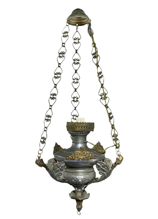 Lampada da chiesa in metallo argentato e dorato, fine XVIII. H cm 58