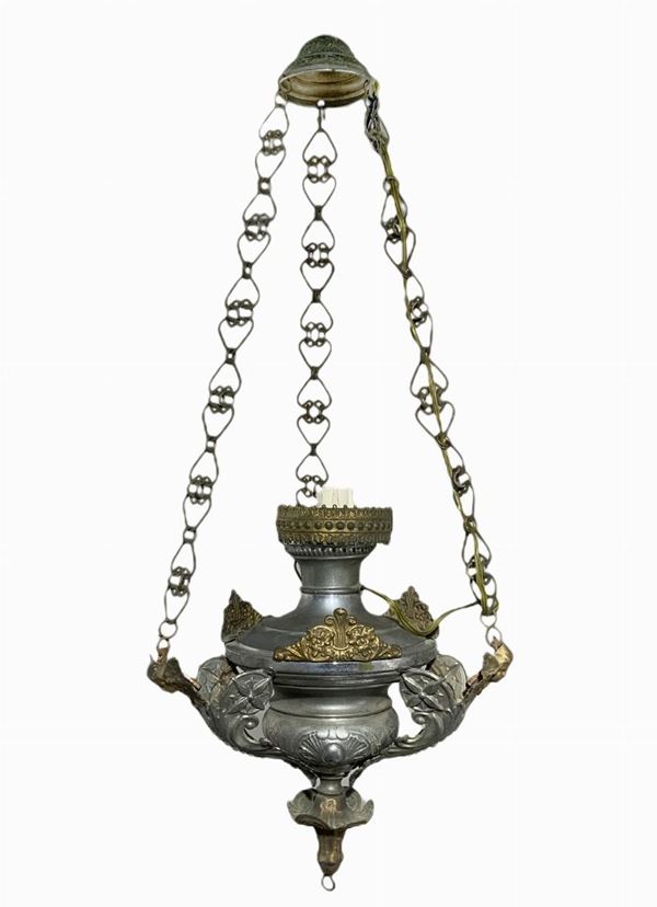 Lampada da chiesa in metallo argentato e dorato, fine XVIII. H cm 58