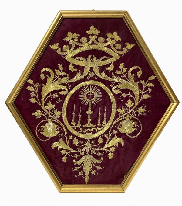 Paramento liturgico ricamato in oro zecchino con decoro floreale a larghe foglie in cornice esagonale. Cm 55x50