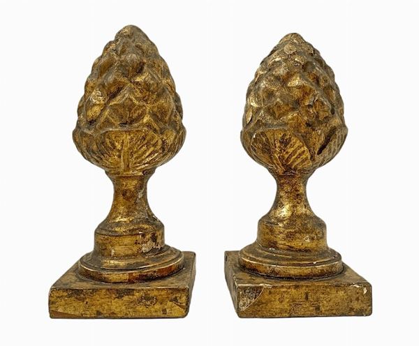 Coppia piccole pigne in legno dorato, XIX secolo. H cm 19, base cm 8x8