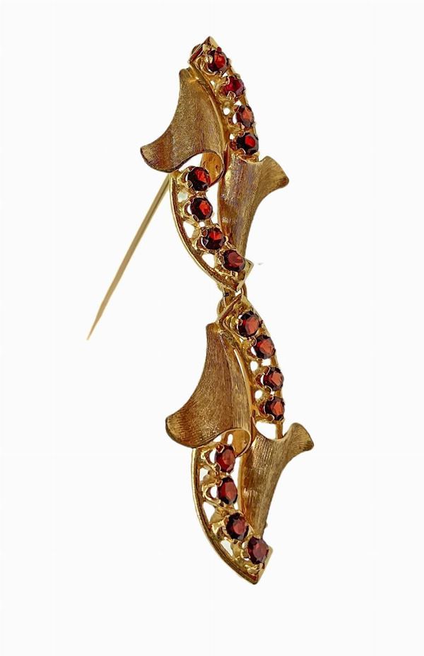 Brooch in red gold with rubies. 70's. Gr 7.2