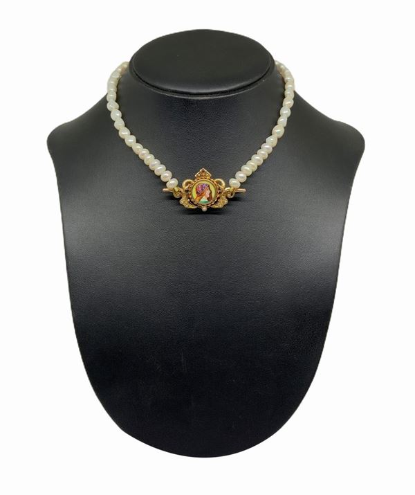 Collana perle di fiume spilla centrale in oro antico con figura di donna su smalto