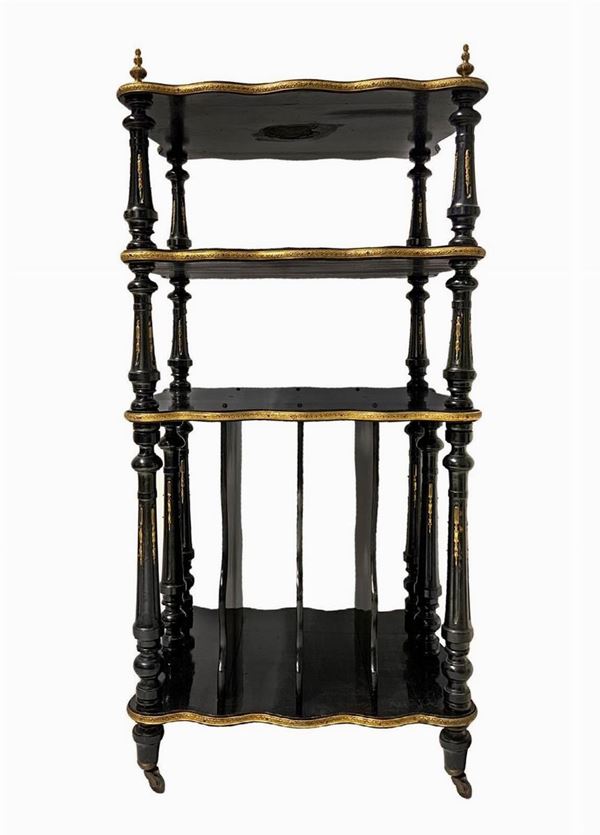 Tavolinetto etagere in legno laccato ebanizzato nero a quattro ripiani smerlati e bordati in ottone dorato. Base con ruote, Napoleone III. H cm 90, ripiano cm 46x37