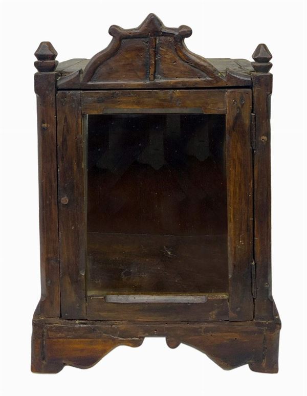 Teca in legno, Sicilia, XIX secolo. Con sportello frontale in vetro. H cm 49x21x32.