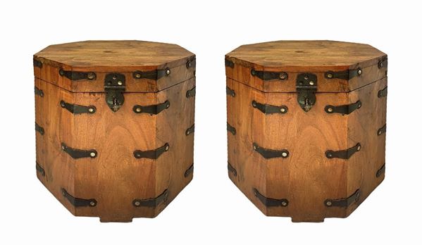 Coppia di bauli in legno di forma ottagonale. H cm 40x38