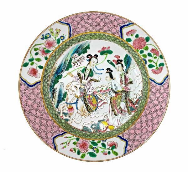 Piatto in porcellana, famiglia rosa, Yongzheng (1723-1735). Finemente elaborato e smaltato. Diametro cm 22,5