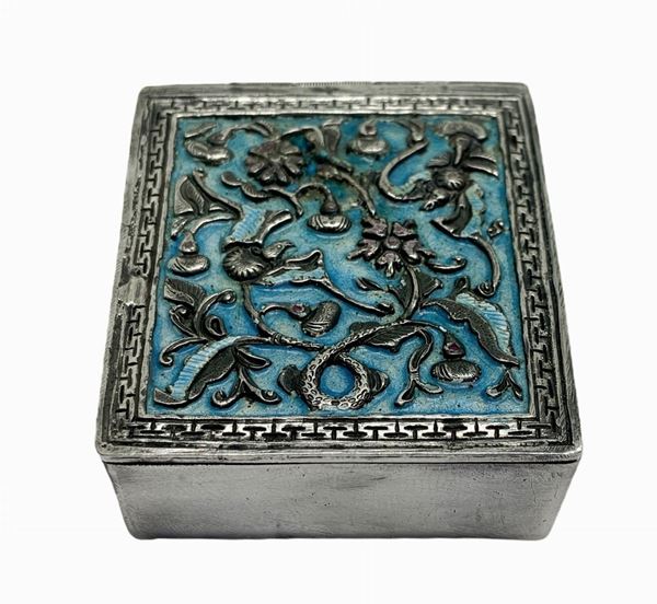 Piccola scatola di forma quadrata con decorazione floreale a rilievo su sfondo azzurro, punzone Zuwen.  . H cm 1,5. Larghezza cm 4. Profondità cm 4,5