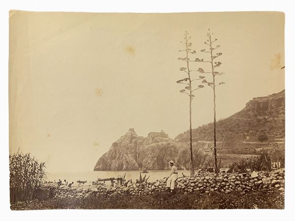 Wilhelm von Gloeden (1856-1931), albumin photos depicting Capo Taormina with character. Double stamp on the back and numbered 210. Cm 17x22

"Wilhelm Von Gloeden was a German-born photographer who spent most of his life in Sicily, specifically in Taormina, a city that he chose as a second home. It was the youth health issues to take in the peninsula. Specifically, the choice of Taormina is linked dreamy ideal of Sicily that the photographer releases in his pictures through the choice of models
