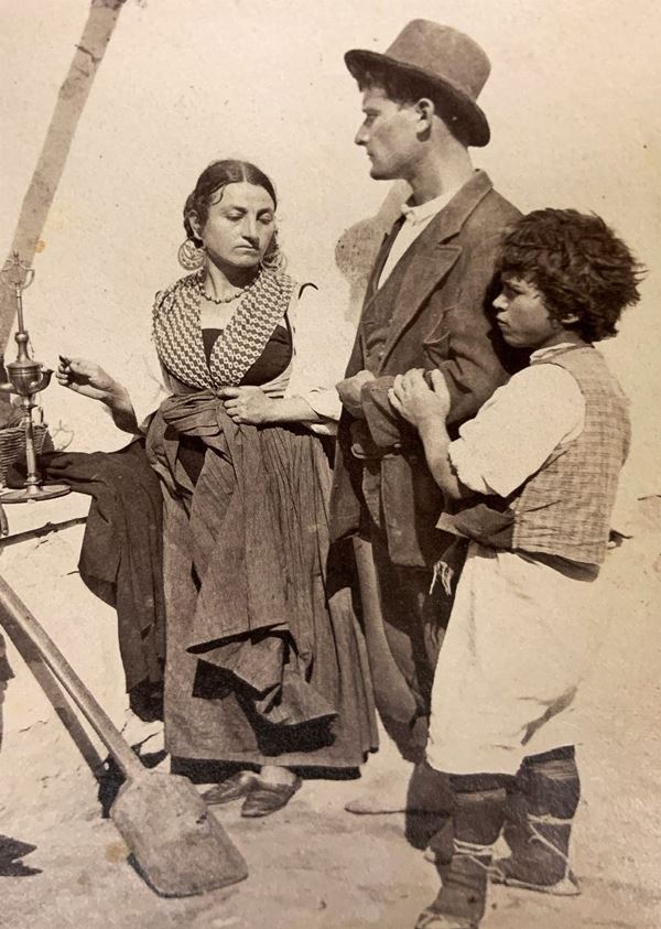 Wilhelm von Gloeden (1856-1931), foto all'albumina raffigurante personaggi siciliani. Numerata sul retro 1000 e timbrata. Datata 1900. Cm 11x15

"Wilhelm Von Gloeden fu un fotografo di origine tedesca che passò parte della sua vita in Sicilia, nello specifico a Taormina, città che scelse come seconda casa. Furono i problemi di salute giovanili a portarlo nella penisola. Nello specifico la scelta di Taormina è legata all'ideale onirico della Sicilia che il fotografo sprigiona nella sua foto att