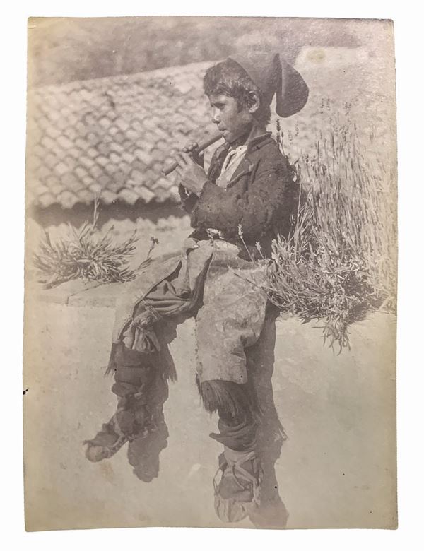 Wilhelm von Gloeden (1856-1931), albumin photos depicting young Sicilian boy who plays the flute. Numbered in pencil on the back 434B and hallmarked. Cm 12x16

"Wilhelm Von Gloeden was a German-born photographer who spent most of his life in Sicily, specifically in Taormina, a city that he chose as a second home. It was the youth health issues to take in the peninsula. Specifically, the choice of Taormina is linked dreamy ideal of Sicily that the photographer releases in his pictures through t