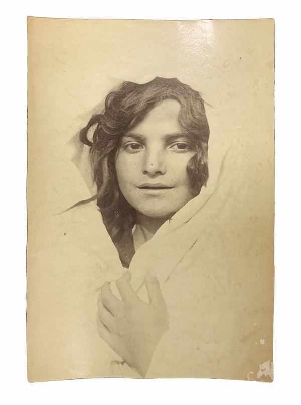 Wilhelm von Gloeden (1856-1931), albumin photos depicting the young Sicilian face. Numbered in pencil on the back and hallmarked 329. Read faults right. Cm 11x16

"Wilhelm Von Gloeden was a German-born photographer who spent most of his life in Sicily, specifically in Taormina, a city that he chose as a second home. It was the youth health issues to take in the peninsula. Specifically, the choice of Taormina is linked dreamy ideal of Sicily that the photographer releases in his pictures throug