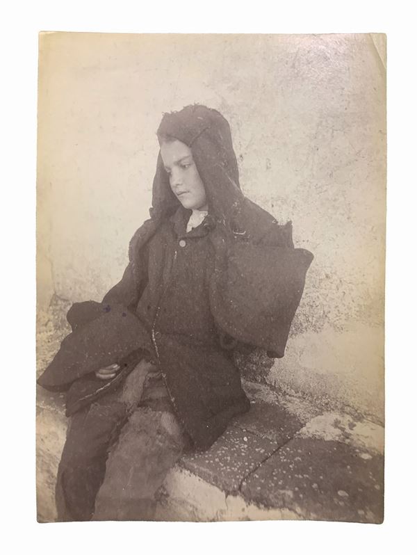 Wilhelm von Gloeden (1856-1931), foto all'albumina raffigurante giovane ragazzo seduto. Numerata sul retro 317 e timbrata. Cm 12x16

"Wilhelm Von Gloeden fu un fotografo di origine tedesca che passò parte della sua vita in Sicilia, nello specifico a Taormina, città che scelse come seconda casa. Furono i problemi di salute giovanili a portarlo nella penisola. Nello specifico la scelta di Taormina è legata all'ideale onirico della Sicilia che il fotografo sprigiona nella sua foto attraverso la s