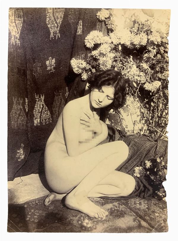 Guglielmo Pluschow (1852-1930), foto all'albumina raffigurante nudo di donna. Timbrata sul retro Guglielmo Pluschow Roma. Cm 22x16


"Fotografo, nei primi anni ’70 si trasferì a Napoli dove cambiò il suo nome in Guglielmo e dove iniziò la sua attività dedicandosi allo studio di nudi. 
Aprì uno studio in via Mergellina, seconda rampa di Posillipo, n 55, come risulta dai timbri apposti sulle sue foto. Soggiornò anche a Capri ed ebbe anche molte frequentazioni con Wilhelm von Gloeden. 
Nel 1890 a