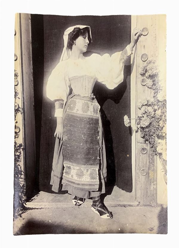 Guglielmo Pluschow (1852-1930), foto all'albumina raffigurante giovane donna in costume tipico. Timbrata sul retro Guglielmo Pluschow Roma. Cm 22x16


"Fotografo, nei primi anni ’70 si trasferì a Napoli dove cambiò il suo nome in Guglielmo e dove iniziò la sua attività dedicandosi allo studio di nudi. 
Aprì uno studio in via Mergellina, seconda rampa di Posillipo, n 55, come risulta dai timbri apposti sulle sue foto. Soggiornò anche a Capri ed ebbe anche molte frequentazioni con Wilhelm von Gl