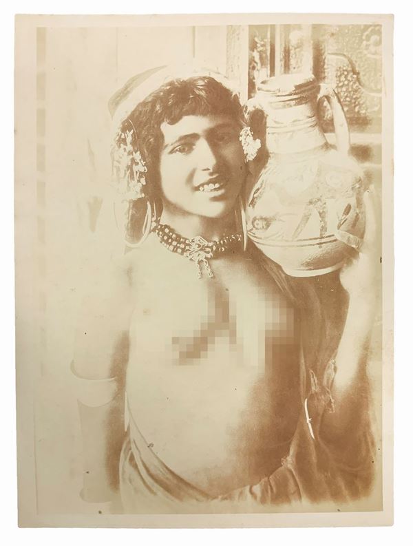 Gaetano D'Agata (1883-1949), depicting picture girl with jug. hallmarked on the back. Numbered 419 Cm 22x17

"Gaetano D'Agata is part of the group of photographers who end up on the 800 dedicated themselves to photography in southern Italy, working closely with the likes of Von Gloeden caliber.
A native of Aci Sant'Antonio, moved soon to Taormina where he married a local woman and worked with Von Gloeden as witnessed by many photos of the latter set in the villa's garden.
Despite the multiple 