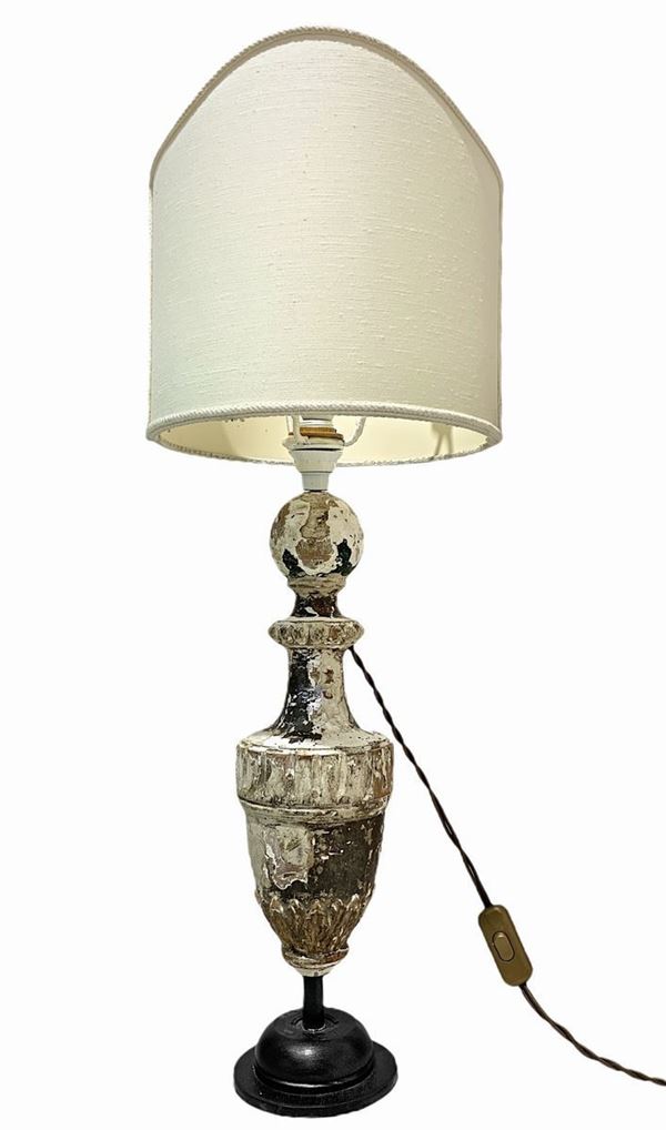 Lampada con base in metallo e legno shabby chic su base del XIX secolo. H cm 70x45.