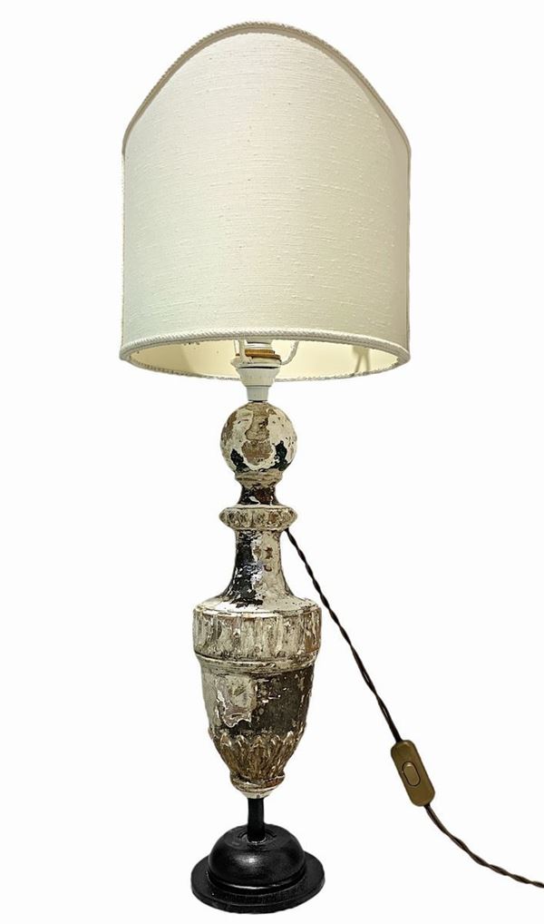 Lampada con base in metallo e legno shabby chic su base del XIX secolo. H cm 70x45.