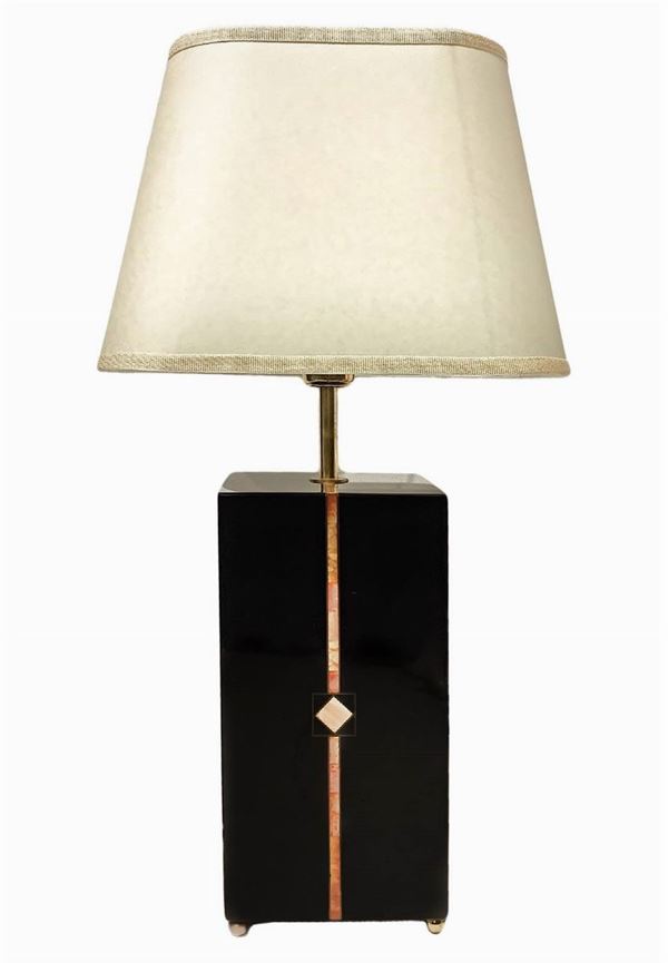 Lampada da tavolo, produzione italiana, anni 70. Struttura in legno laccato con inserti in pietra dura e madreperla. H cm 43, con paralume H cm 60