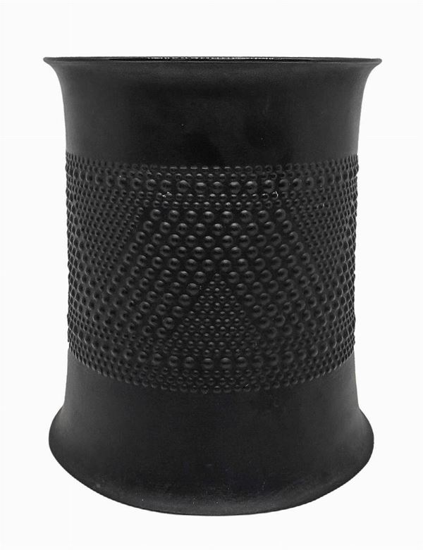 Tapio Wirkkala - Vaso Rosenthal Design Tapio Wirkkala, porcellana colore nero finitura matte con decoro puntinato, Germania 1970. H cm 16, imbocco cm 12,5