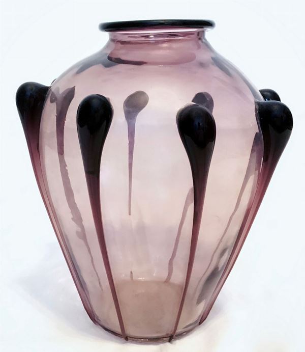 Mazzega, su disegno  Studio Mazzega. Anni '50. Vaso in vetro Murano nei toni del viola chiaro. e applicazioni in forma di goccia color viola scuro. ... 