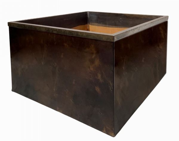 Produzione Aldo Tura, cachepot con struttura in legno, rivestimento in pergamena acrilicata. nei toni del marrone, dettagli in ottone. Firmato Aldo ... 