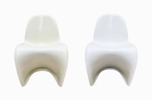 Produzione italiana nello stile di Verner Panton. Coppia di sedie. Anni '70,in resina terno formata nei toni del bianco. Segni di uso e ... 