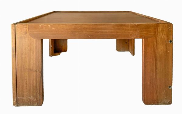 Cassina, tavolo basso disegno  Afra e Tobia Scarpa, modello 356. Anni '90,Struttura in legno di noce con incastri a motivo geometrico. Piano in legno ... 